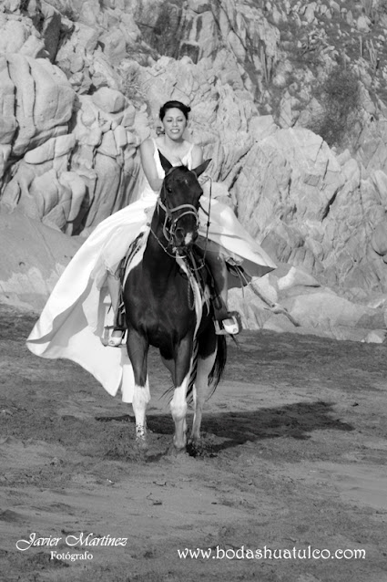 Boda en playa, Trash The Dress con caballos, Bodas Huatulco, Beach Wedding.