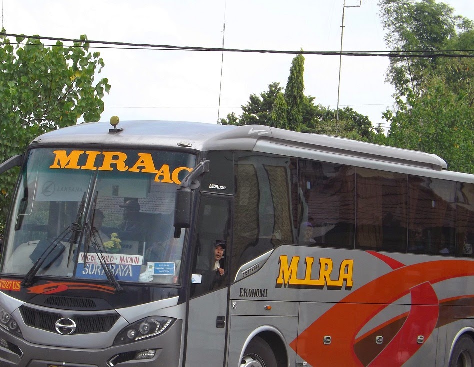 PINGIN LEBARAN BERSAMA KELUARGA, SEPASASANG SUAMI ISTRI TEWAS TABRAKAN