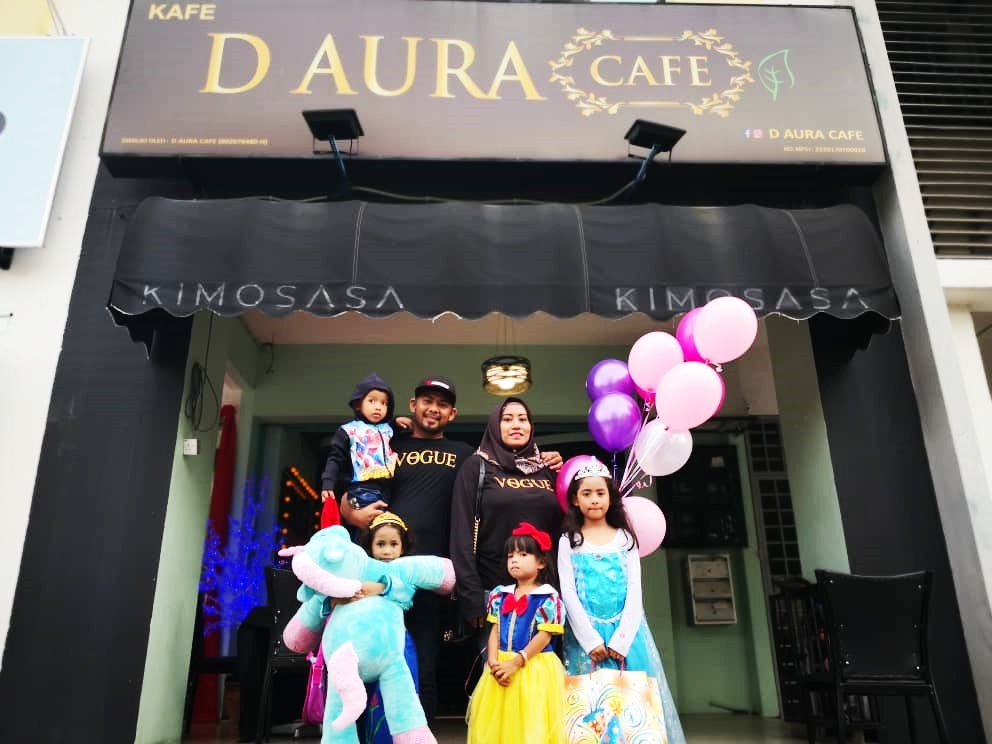 Anak Gembira Ibubapa Bahagia Sambut Hari Jadi Di D Aura Cafe Maha Mahu Makan