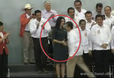 alcaldeza de veracruz con brazo extendido a presidente mexicano peña nieto