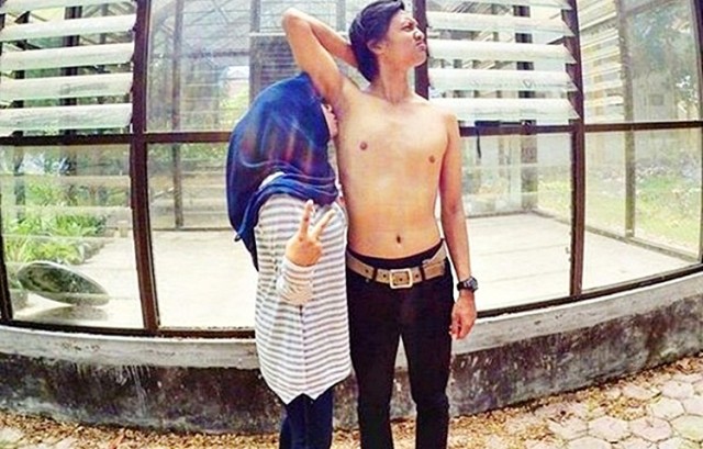 Fenomena "FOMO" (Fear of Missing Out) di Era Digital: Antara Aktualisasi Diri dan Tekanan Sosial Fenomena "FOMO" (Fear of Missing Out) di Era Digital: Antara Aktualisasi Diri dan Tekanan Sosial