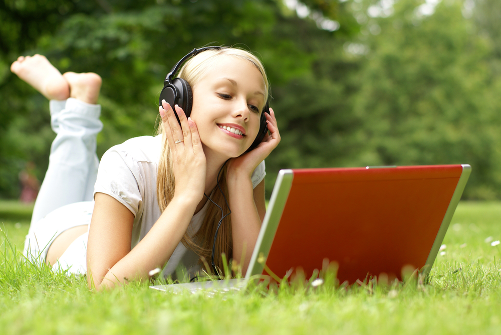 Музыка молодой красивой. Молодежь в наушниках. Подросток слушает музыку. Девушка слушает. Студент слушает музыку.