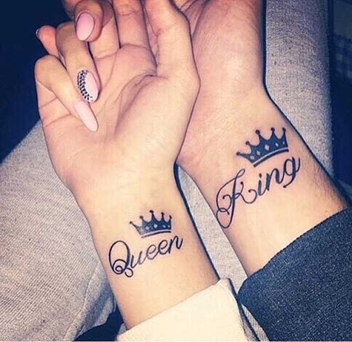 Mais de 30 tatuagens elegantes de rei e rainha para os melhores casais