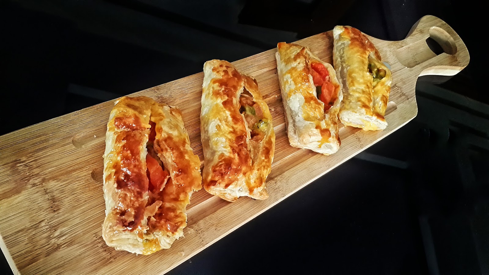 Domatesli Ve Biberli Milföy Börek Videosu Domatesli Ve Biberli Milföy Börek Videosu