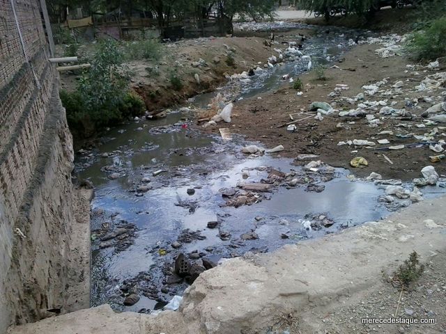 Apesar de grande surto de viroses, riachos de esgoto seguem sem limpeza em Santa Cruz do Capibaribe