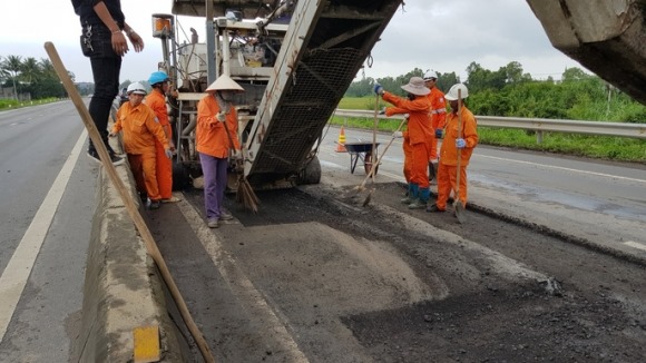 Chuyện lạ hy hữu trong lịch sử sửa đường Việt Nam: Vá “ổ voi” trên Quốc lộ 1 không dùng nhựa đường 10