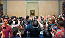 Selfie ante La Gioconda en el Louvre