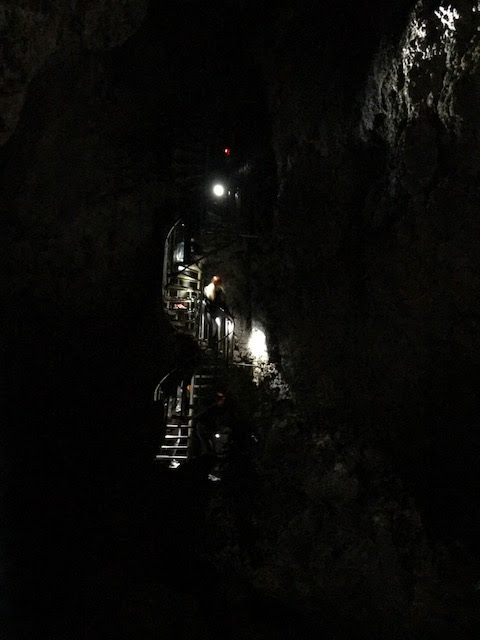 アイスランドの8000年前にできた洞窟ヴァッツヘリトル洞窟内
