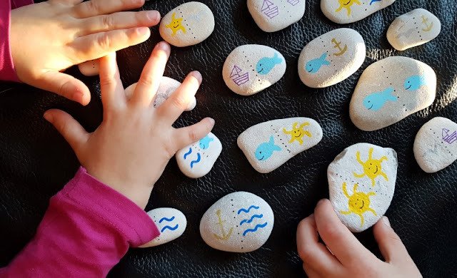 DIY: Ein kunterbuntes Domino mit bemalten Steinen selber basteln. Unsere Kinder spielen gerne mit dem selbst hergestellten Domino!