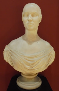 η προτομή της Αμαλίας στο Εθνικό και Ιστορικό Μουσείο της Αθήνας