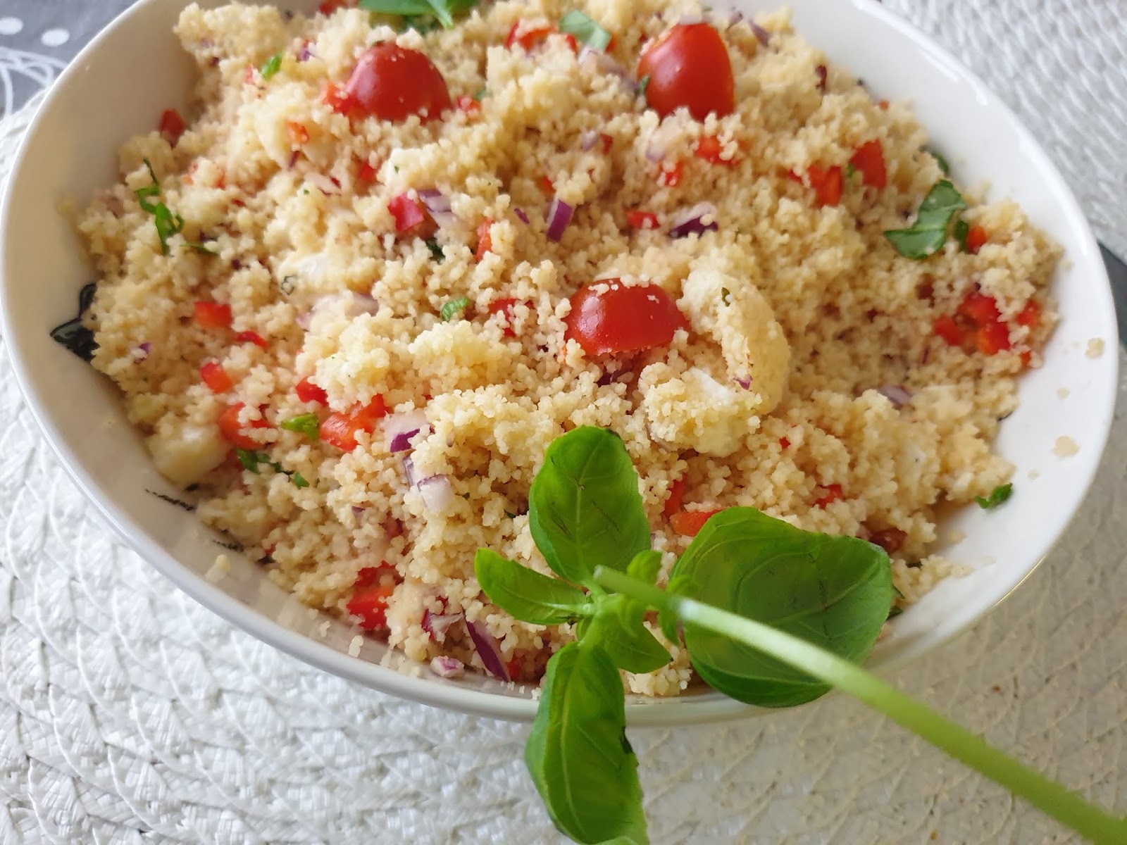 Mansikoita ja vaahtokarkkeja Couscous salaatti