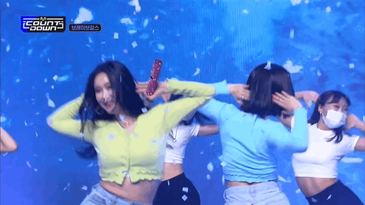 브레이브걸스 롤린 4년전과 최근 엠카 무대 꽃가루 차이 - 꾸르