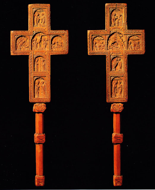 Περίτεχνος βυζαντινός ξυλόγλυπτος σταυρός αγιασμού του 15ου αιώνα. Διαστάσεις 13,5 Χ 8,3 εκ.
