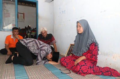 Kunjungi Keluarga Korban Demam Berdarah, Bupati Nur Arifin Tak Mampu Menahan Tangis