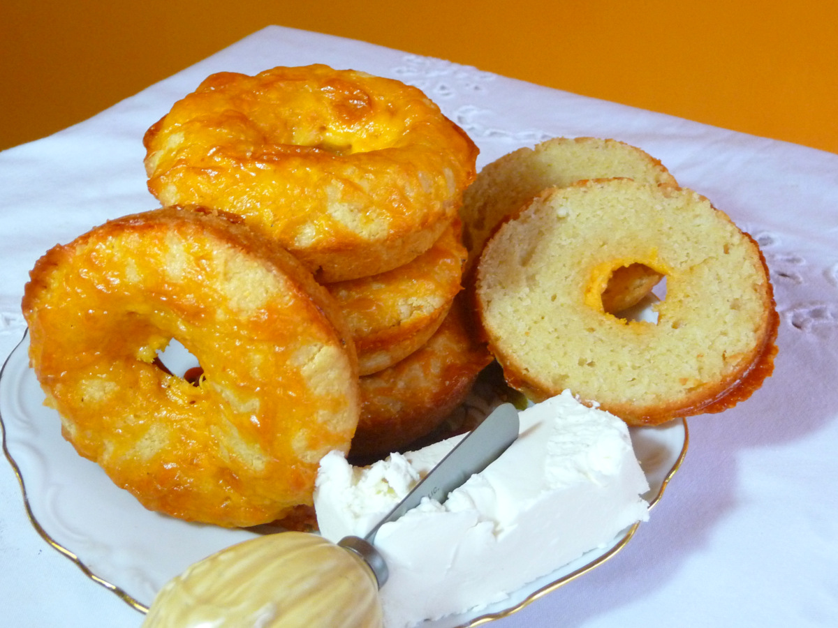LOW-CARB CHEDDAR CHEESE BAGELS