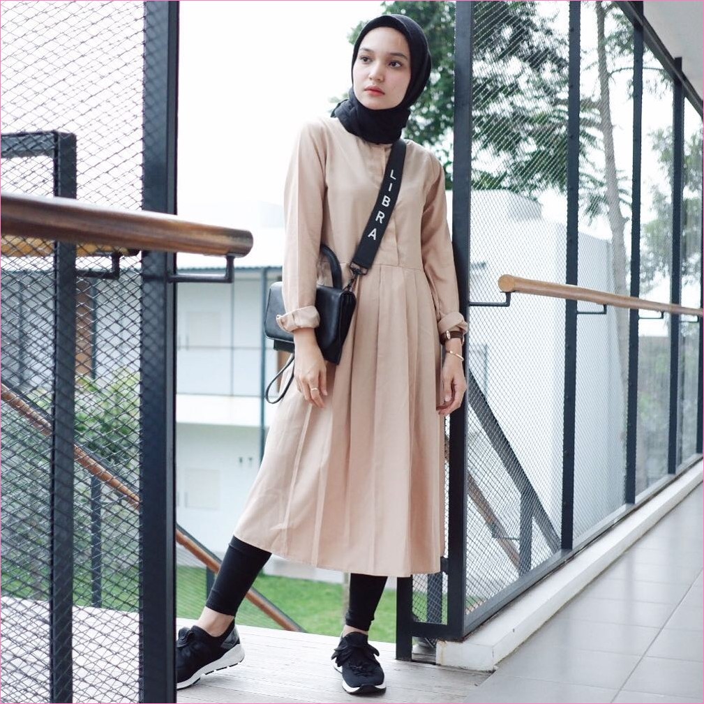 Outfit Baju Tunic Untuk Hijabers Ala Selebgram 2018 baju tunic krem slingabag marc jacob legging kets sneakers hitam kerudung segiempat hijab square ciput rajut jam tangan gelang emas putih ootd trendy kekinian villa Outfit Baju Tunic Untuk Hijabers Ala Selebgram 2018 baju tunic krem slingabag marc jacob legging kets sneakers hitam kerudung segiempat hijab square ciput rajut jam tangan gelang emas putih ootd trendy kekinian villa