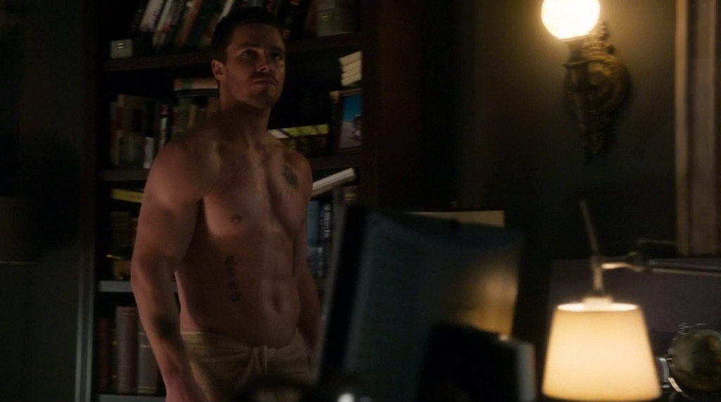 Stephen Amell Shirtless in Arrow s1e01.