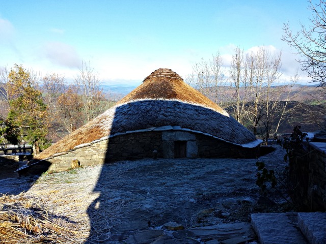 foto de palloza en o cebreiro