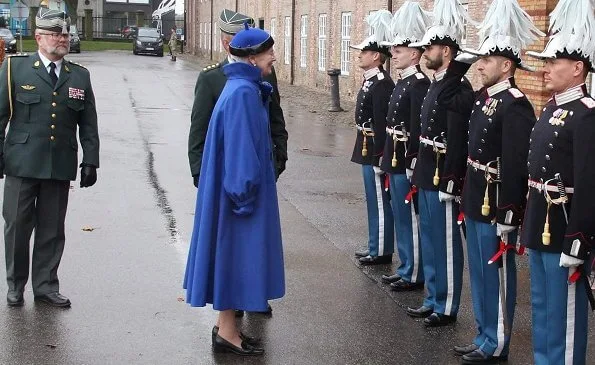 This year, the selected guard became Mathias Sanintclair Ossian McKinnon and he received the clock from the Queen. Margrethe in blue wool coat