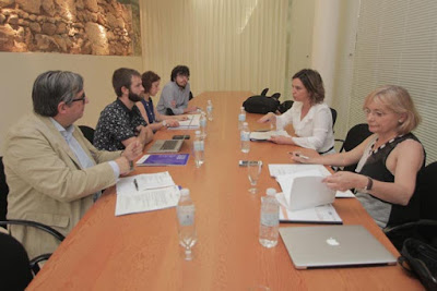 Por primera vez tras la asunción de la Presidencia por la alcaldesa de Córdoba, Isabel Ambrosio, se ha reunido en la ciudad la mesa presidencial de la Red de Juderías. En esta red se integran 24 ciudades en las que la presencia judía sigue siendo palpable a través de su patrimonio, su cultura y su historia y que tiene como objetivo la defensa del patrimonio urbanístico, arquitectónico, histórico, artístico y cultural del legado sefardí en España.