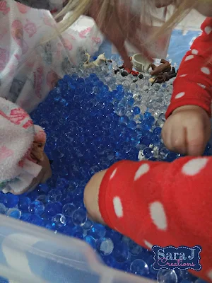 Arctic themed sensory play activity is so easy and so fun!