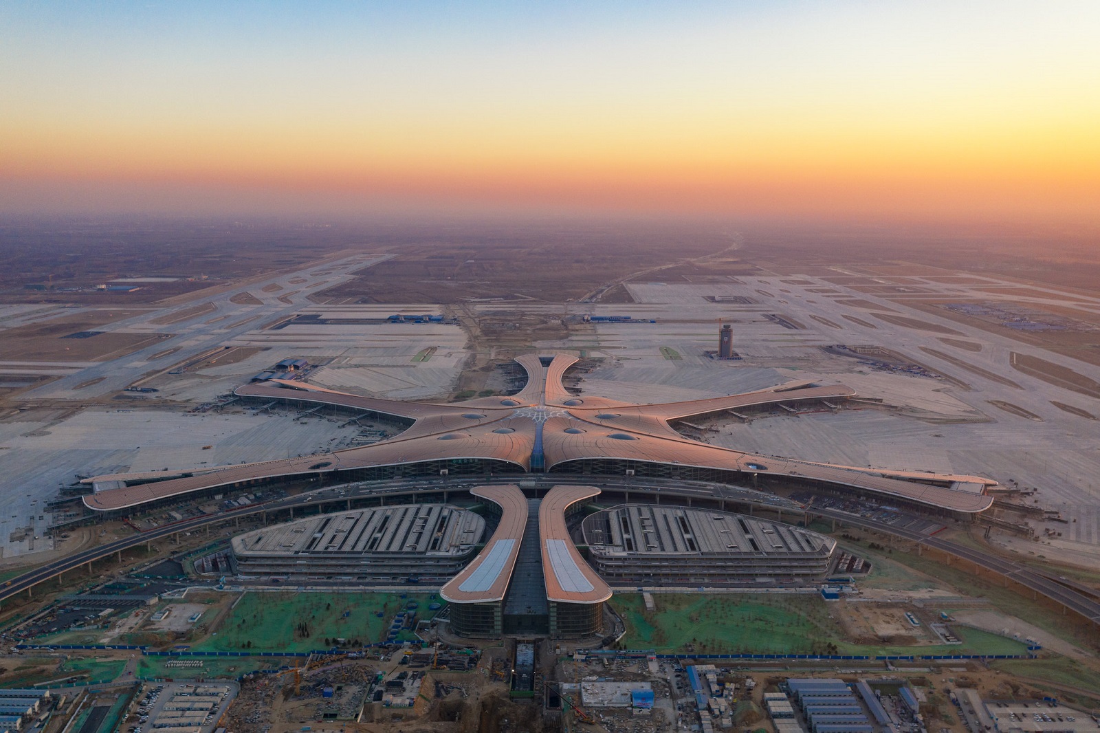 Прилет аэропорт пекин. Аэропорт Пекин самолеты. Китай: Daxing International Airport. Вертикальный аэропорт. Аэропорт Пекина панорама.