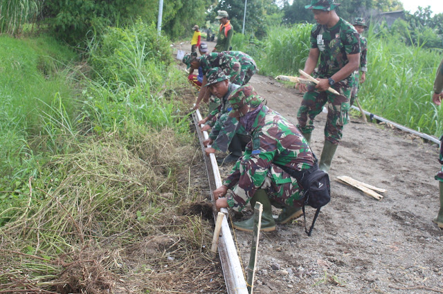 Mojokerto, - Memasuki hari kedua, kegiatan  TMMD Ke-107 TA. 2020 di Wilayah Kodim 0815/Mojokerto personel yang tergabung dalam Satgas TMMD 107, langsung mengerjakan sasaran fisik di Desa Mojolebak Kecamatan Jetis, Kabupaten Mojokerto, Jawa Timur, Selasa (17/03/2020).  Pada TMMD Ke-107 terdapat sejumlah sasaran fisik yang dikerjakan, salah satunya yaitu pengerjaan peningkatan kualitas jalan lingkungan yang menghubungkan Dusun Mojolebak dan Dusun Mojogeneng Desa Mojolebak.   Sejatinya pengerjaan jalan lingkungan dengan volume 580 meter x 3 meter ini sudah berlangsung sejak Senin (16/03) kemarin dan menjadi salah satu obyek peninjauan Aster Kasdam V/Brawijaya Kolonel Inf Singgih Pambudi Arinto, S.IP., MM.  Dansatgas TMMD 107 Kodim 0815/Mojokerto Letkol Inf Dwi Mawan Sutanto, SH., mengungkapkan, TMMD sebagai salah satu wujud Operasi Bakti TNI dan merupakan program terpadu lintas sektoral antara TNI, Polri, Kementerian/LPNK, dan Pemda serta komponen bangsa lainnya yang dilaksanakan secara terintegrasi bersama masyarakat guna meningkatkan kegiatan pembangunan di pedesaan.    Peningkatan kualitas jalan lingkungan ini, bertujuan untuk meningkatkan akses masyarakat setempat sehingga lebih memudahkan dalam pendistribusian barang, jasa dan lalu lintas manusia.  “Dengan adanya perbaikan dan peningkatkan infrastruktur jalan ini, diharapkan dapat memperlancar transportasi dan lebih menggairahkan perekonomian warga setempat,” tegas Dansatgas.  Masih kata pria yang sehari-hari menjabat Dandim 0815/Mojokerto ini, dengan adanya pembangunan infrastruktur ini, tentunya akan meningkatkan Desa Canggu yang saat ini masih desa berkembang menjadi desa maju dan sejahtera.   Pantauan di lapangan, gabungan personel Satgas TMMD bahu membahu bersama masyarakat mengerjakan sasaran fisik sesuai dengan pembagian tugas masing-masing. Tampak jelas, TMMD ini menjadi salah satu sarana untuk memperkokoh kemanunggalan TNI – Rakyat. (Jayak)