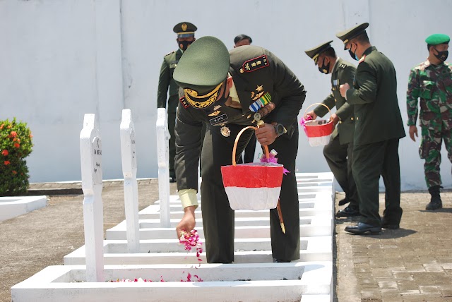 Mengenang Jasa Para Pahlawan, Dandim 0716/Demak Letkol Arh Mohmaad Ufiz, S.I.P, M.I.Pol Pimpin Ziarah Nasional Di TMP Cahaya Ratna Bintarum