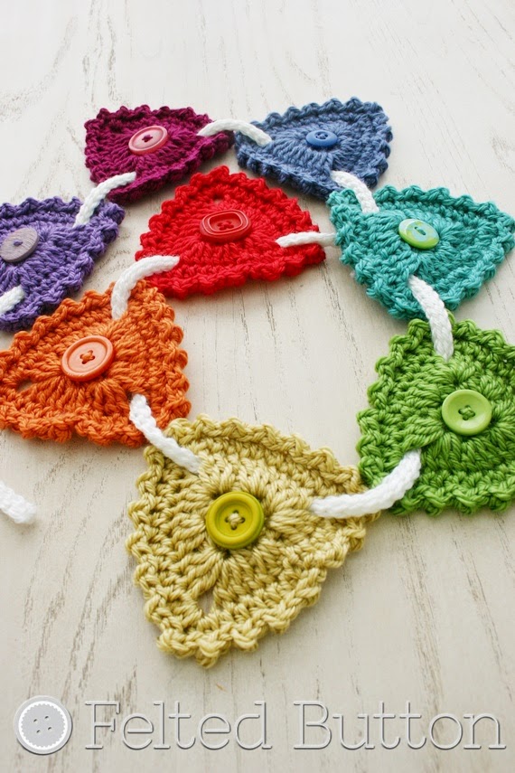 Button Bunting (FREE crochet pattern by Susan Carlson of Felted Button)