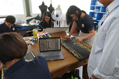 belajar menggunakan sumber digital, misalnya menggunakan internet untuk mencari model dalam kelas seni rupa