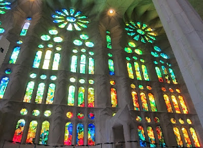 Detalle de las vidrieras de la Sagrada Familia de Barcelona