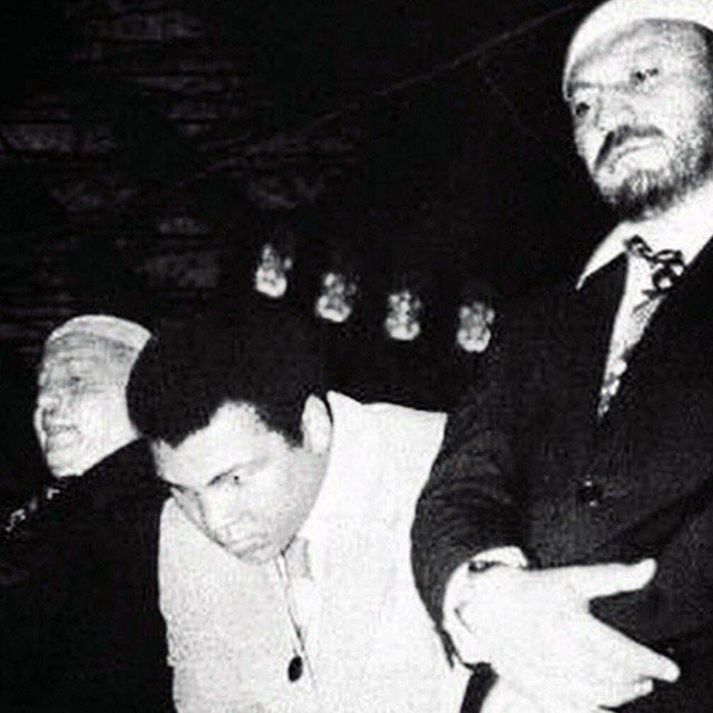 Muhammed Ali Türkiye' de, Necmeddin Erbakan Hoca ile 1976 yılında Sultanahmet Camiinde Namaz da
