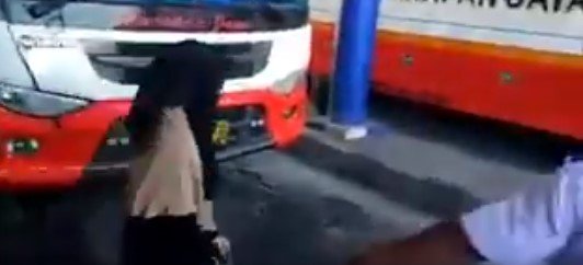 Calon Penumpang Bus Diturunkan Gara-Gara Pakai Cadar