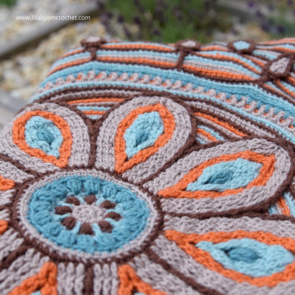 New Life for a Mandala with Flower pattern overlay crochet