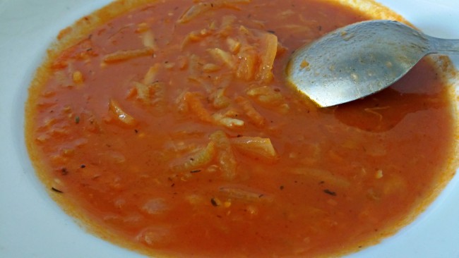 una sopa de verduras con tomate