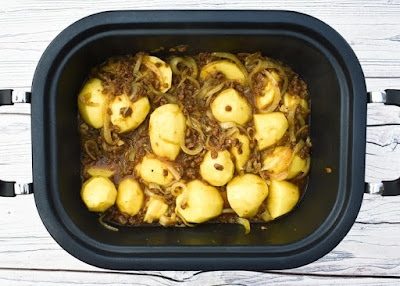 potatoes, veggie mince and gravy in a sloe cooker pan
