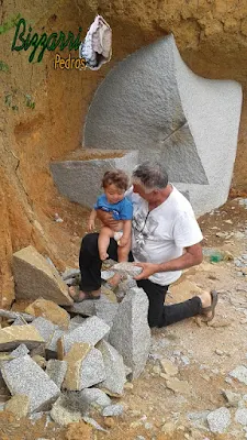 Bizzarri com o neto escolhendo pedras na pedreira do tipo casca de pedra e chapas de pedra para fazer a execução do espelho de uma escada com as pisadas de pedra Carranca tipo cacão. 31 de outubro de 2016.