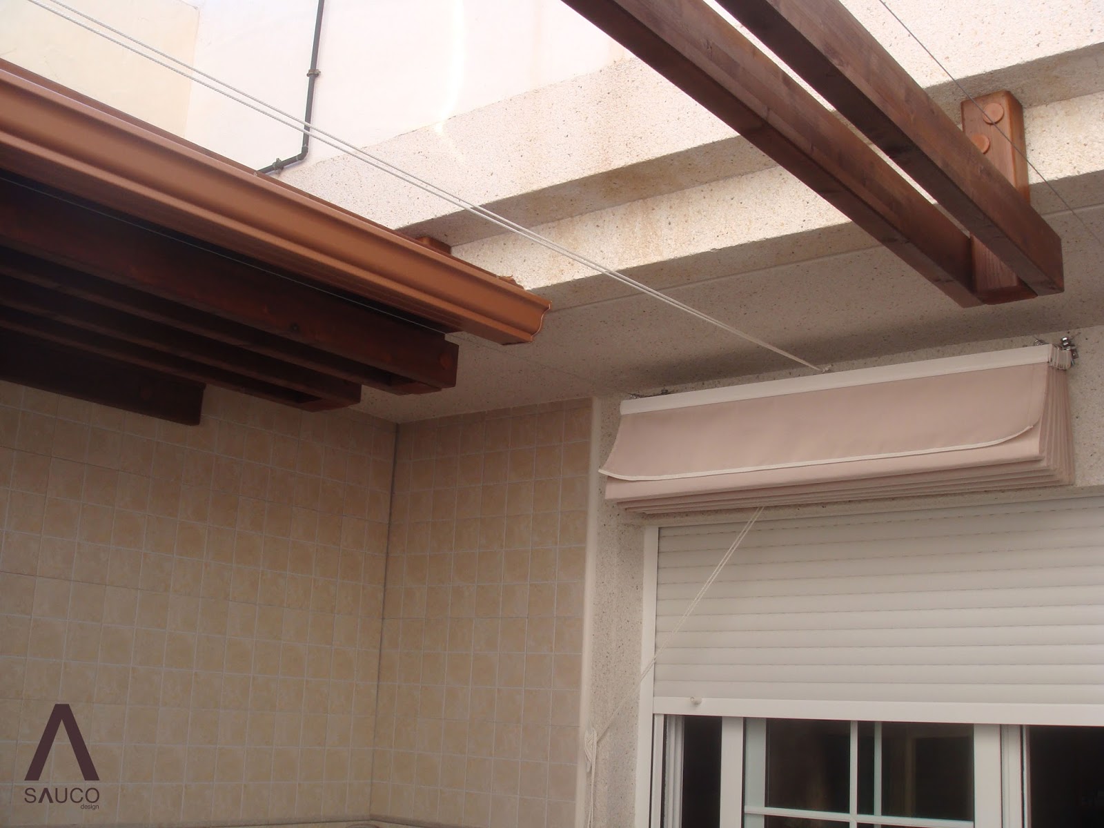 INDAGUA SAUCO: Pérgola en patio interior