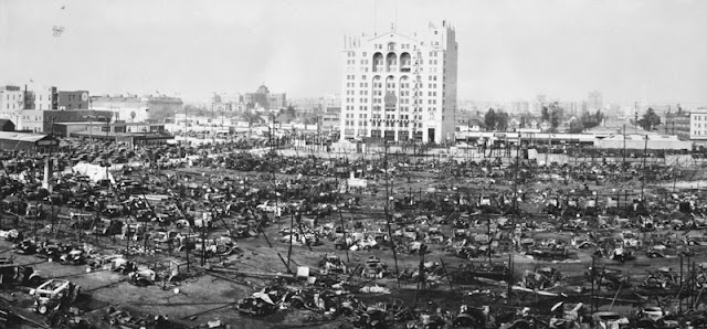 4 Mars 1929, un incendie majeur détruit l'exposition automobile de Los Angeles. LA-Auto-Show-29-+after+fire