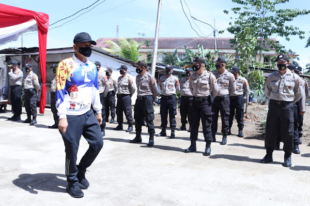 Palembang - majalahglobal.com: Kapolda Sumsel Irjen Pol Prof Dr Eko Indra Heri S MM Mengambil Apel sekaligus Melepas Keberangkatan Calon Serdik  Pendidikan Alih Golongan (PAG) dari Bintara Ke Perwira Polri TA 2020 dihadiri  Wakapolda Sumsel Brigjen Pol Rudi Setiawan Sik SH MH dan PJU Polda Sumsel Dilapangan Pemancingan Pakri ,Ahad 20/09/2020.   Dalam sambutannya Kapolda sumsel mengingatkan kepada Calon Serdik ,dengan hadirnya pimpinan dalam melepas keberangkatan anda ini yang Pertama adalah sebagai upaya pimpinan memberikan motivasi kepada calon peserta pendidikan PAG ,bahwa pimpinan tidak melepas begitu saja kepada Calon Serdik P A G yang akan mengikuti pendidikan tapi ikut merasakan bersama sama dan mendoakan kepada Serdik PAG kelak nanti menjadi Perwira yang hebat ,Perwira yang mampu memberikan pelayanan yang terbaik kepada masyarakat,serta kehadiran Pimpinan sebagai bentuk  kasih sayang dan cinta kasih pimpinan kepada anggotanya, kemudian yang kedua adalah Sebagai Perubahan kenapa dimulai dari sini yakni perubahan itu bukan dimulai dari  teori saja tapi musti ada inovasi dari diri sendiri,Perubahan itu bukan dari Atribut yakni kelelawar dua yang ada dipundak anda menjadi balok satu bukan itu ,namun Tanggung jawabnya lebih besar dari Pangkat Bintara saat ini,ketika anda menjadi Perwira,kalau kita harus memulai sesuatu yang berbeda harus dimulai dari hatimu,bukan teori tapi Actionmu dilapangan dalam melaksanakan tugas selaku Perwira ,Anda Perwira sudah hebat secara kopentensi tetapi memimpin tidak semudah sebagaimana yang engkau bayangkan,bukan memimpin sebagai pangkat Perwira dengan memerintah anak buahmu,namun anak buahmu ada seniormu,satu leting denganmu,dan juniormu,tetapi anda harus memberikan contoh yang baik atau ketauladanan kepada anak buahmu pungkas Jenderal Wong kito  Pelopor dan Inovasi Mang Pedeka ini mengakhiri amanahnya,Sementara itu saat diwawancarai AKP Rizka Aprianti SH Sik  Bahwa acara Pelepasan keberangkatan Calon Serdik PAG ini ,Sekaligus Pemberian Bantuan 8 laptop dan 5 proyektor kepada Spn Betung Polda Sumsel dan Pemberian Tumbler dan Kaos untuk calon Serdik PAG oleh Kapolda sumsel, Pendidikan Alih Golongan ini diikuti 80 Peserta didik yang akan mengikuti Pendidikan selama satu Bulan diSPN Betung Polda Sumsel dengan Tenaga Pendidik dari SPN Betung dan PJU Polda Sumsel bukan tidak mungkin tenaga pendidik Bapak Kapolda Sumsel dan Wakapolda sumsel turun tangan langsung kata AKP Rizka Aprianti SH Sik  Ahad 20/09/2020. (Tri Sutrisno)