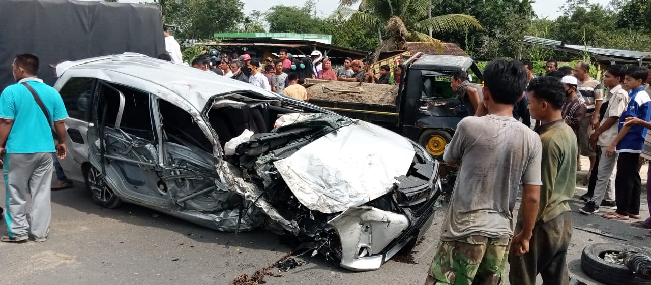 Kecelakaan Beruntun Di Tebo Supir Avanza Dilarikan Ke Rumah Sakit