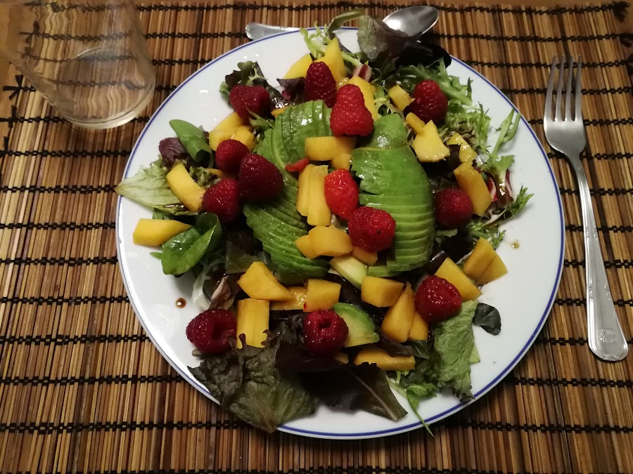 Ensalada fresca de verano con frutas