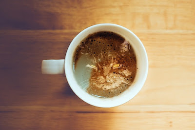 alt="taza de cafe en la que se refleja un gato"