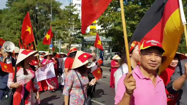 Người Việt ở Đức biểu tình phản đối Trung Quốc