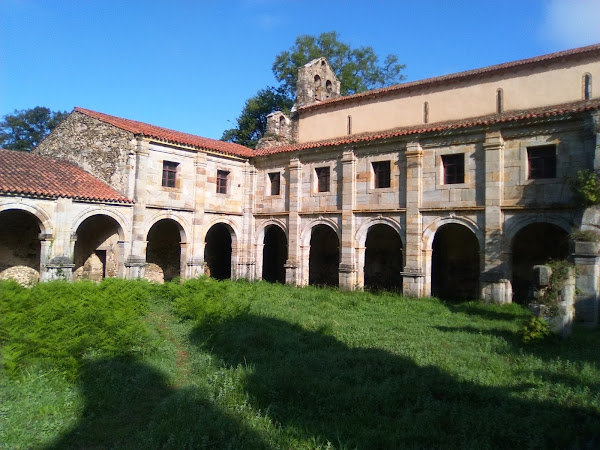 Foto del claustro del Monasterio de Obona. Asturias