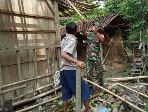 Babinsa Juwok Bersama Aparat Desa Bantu Perbaiki Rumah Warga Babinsa Juwok Bersama Aparat Desa Bantu Perbaiki Rumah Warga