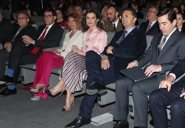 Queen Letizia wore a new contrast-pleat midi skirt by Reiss London, and she wore Steve Madden Kvinna Dalia pumps