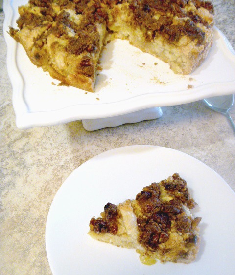 Bakery Style Apple Cinnamon Coffee Cake: Serve this as a morning treat, or warm it up in the evening and serve it with a scoop of vanilla ice cream for dessert.  This is the perfect autumn recipe! - Slice of Southern