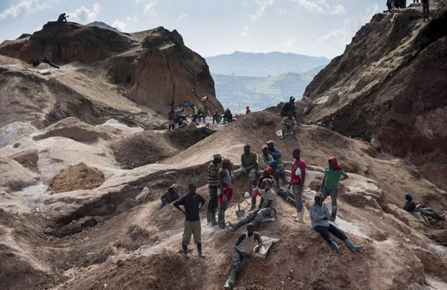 Lihatlah Derita Para Penambang Ini yang Bertaruh Nyawa Demi Dapatkan Bahan Baku Ponsel Lihatlah Derita Para Penambang Ini yang Bertaruh Nyawa Demi Dapatkan Bahan Baku Ponsel