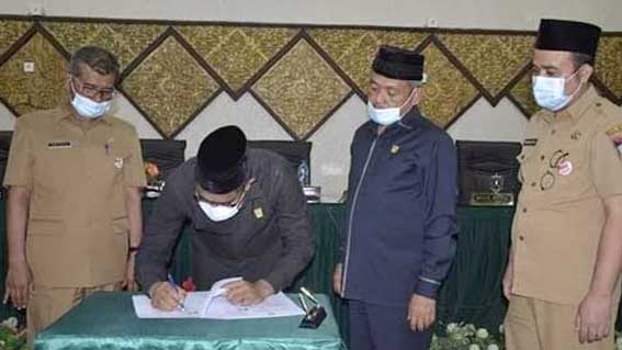 DPRD Padang Setujui Dua Ranperda Jadi Perda4